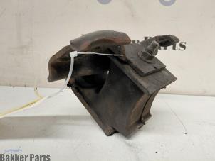 Engine mount from a Nissan Navara (D40) 2.5 dCi 16V 4x4 2007