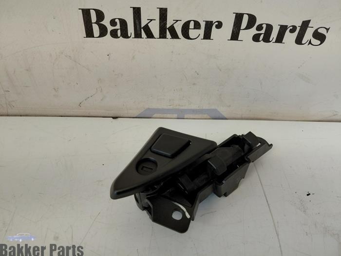 Begagnade Handskfacklock BMW 5 serie (F10) 520d 16V Pris € 30,00 Marginaltabell erbjuds av Bakker Parts