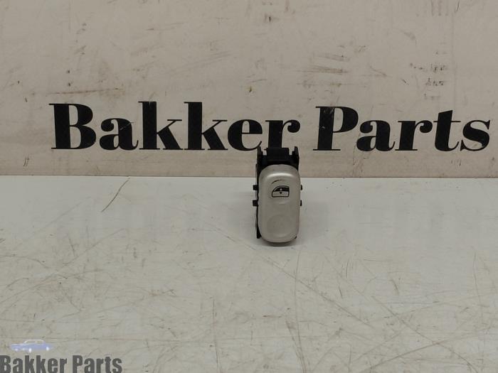 Usados Interruptor de ventanilla eléctrica Chrysler Crossfire 3.2 V6 18V Precio € 45,00 Norma de margen ofrecido por Bakker Parts