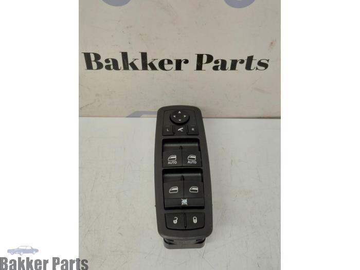 Nuevos Interruptor combinado de ventanillas Dodge RAM Precio € 119,79 IVA incluido ofrecido por Bakker Parts