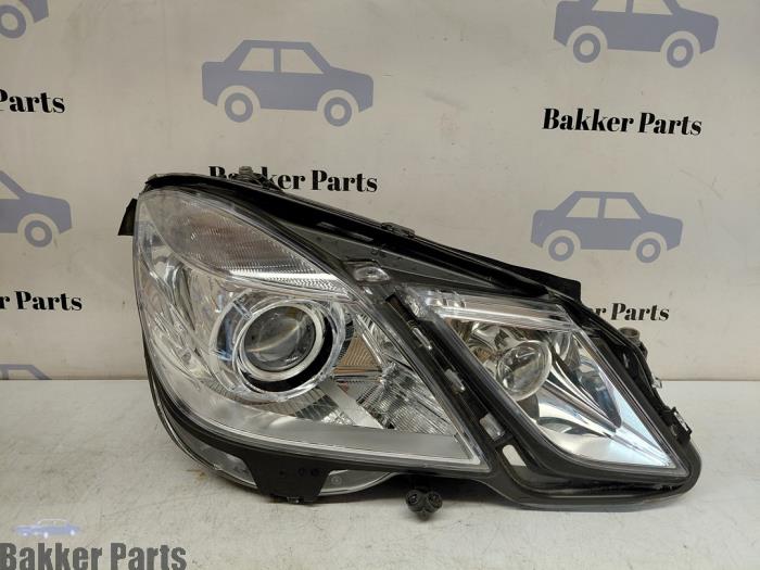 Używane Reflektor prawy Mercedes E Estate (S212) E-250 CGI 16V BlueEfficiency Cena € 625,00 Procedura marży oferowane przez Bakker Parts