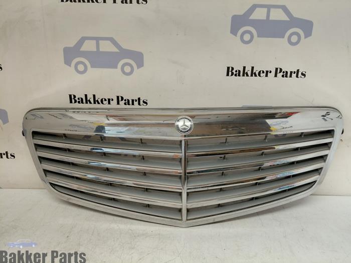 Używane Grill Mercedes E Estate (S212) E-250 CGI 16V BlueEfficiency Cena € 150,00 Procedura marży oferowane przez Bakker Parts