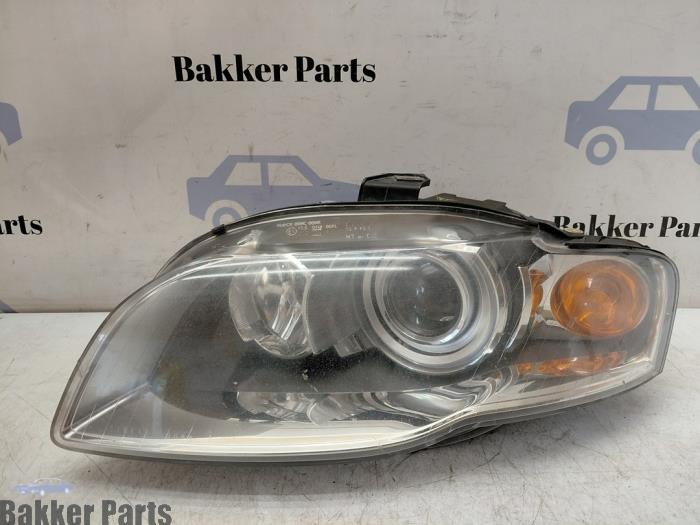 Używane Reflektor lewy Audi S4 Avant (B7) S4 4.2 V8 40V Cena € 200,00 Procedura marży oferowane przez Bakker Parts