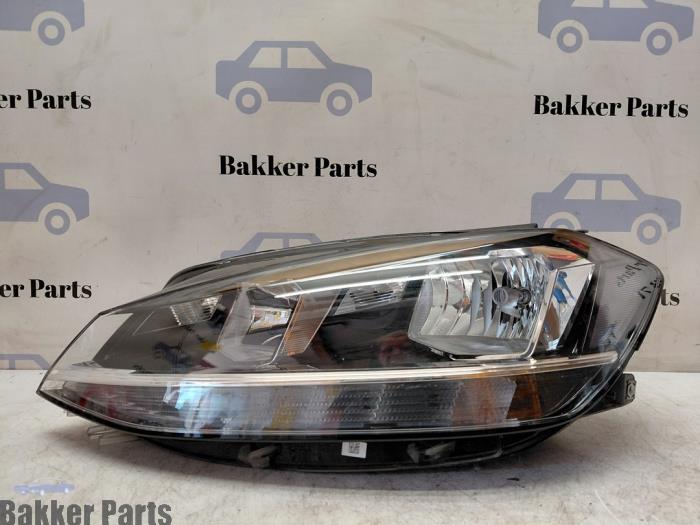 Używane Reflektor lewy Volkswagen Golf VII (AUA) 1.0 TSI 12V BlueMotion Cena € 250,00 Procedura marży oferowane przez Bakker Parts