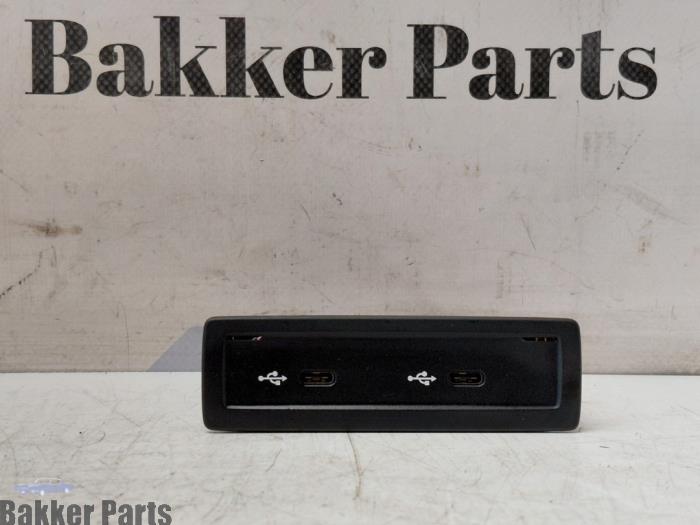 Używane Wtyczka USB Mercedes CLA (118.3) 2.0 CLA-45 S AMG Turbo 16V 4-Matic+ Cena € 50,00 Procedura marży oferowane przez Bakker Parts