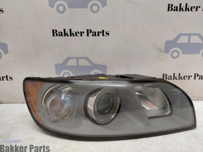 Używane Reflektor prawy Volvo V50 (MW) 2.4 20V Cena € 75,00 Procedura marży oferowane przez Bakker Parts