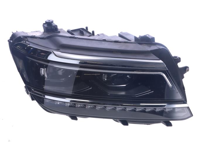 Używane Reflektor prawy Volkswagen Tiguan Cena € 531,00 Z VAT oferowane przez Autorecycling Kempers (acceptatie)