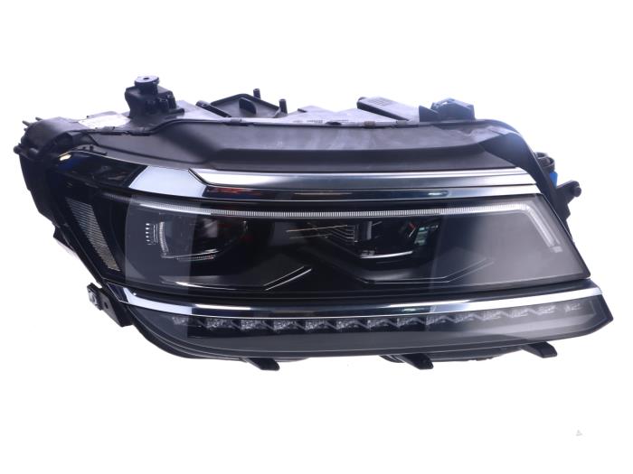 Używane Reflektor prawy Volkswagen Tiguan Cena € 531,00 Z VAT oferowane przez Autorecycling Kempers (acceptatie)
