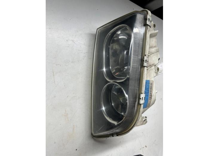 Używane Reflektor prawy Volvo S40 (VS) 1.6 16V Cena € 30,00 Procedura marży oferowane przez JCR Janssen Car Recycling