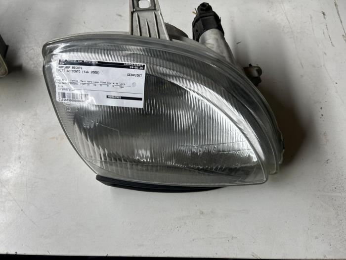 Używane Reflektor prawy Fiat Seicento (187) 0.9 SPI Cena € 24,99 Procedura marży oferowane przez JCR Janssen Car Recycling