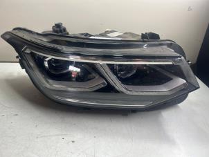 Begagnade Strålkastare, höger Volkswagen Tiguan (AD1) 1.5 TSI 16V Evo BlueMotion Technology Pris € 599,99 Marginaltabell erbjuds av JCR Janssen Car Recycling