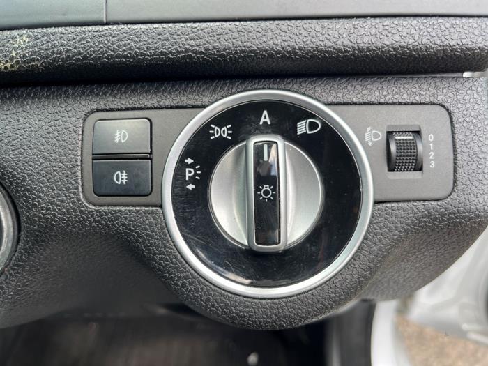 Używane Przelacznik swiatel Mercedes C (W204) 2.2 C-200 CDI 16V BlueEFFICIENCY Cena € 20,00 Procedura marży oferowane przez JCR Janssen Car Recycling