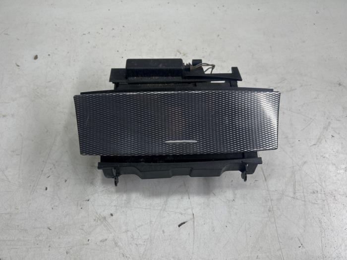 Begagnade Askkopp, fram Mercedes CLK (C209) Pris € 75,00 Marginaltabell erbjuds av JCR Janssen Car Recycling
