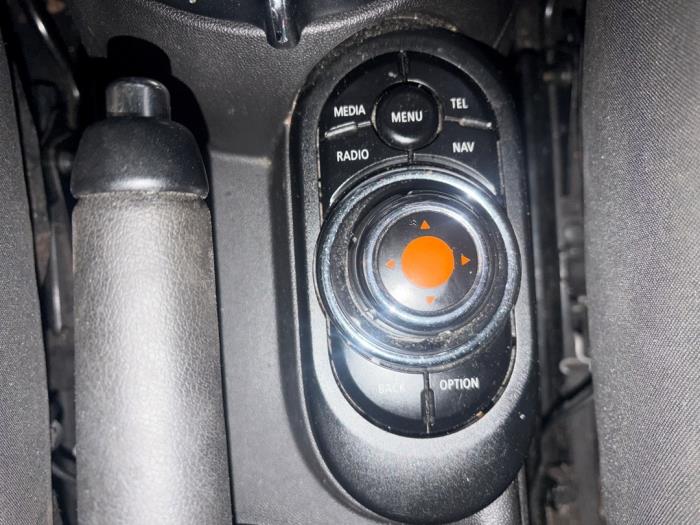 Usagé Panneau de commandes navigation Mini Mini (F56) 1.5 12V Cooper Prix € 119,95 Règlement à la marge proposé par JCR Janssen Car Recycling