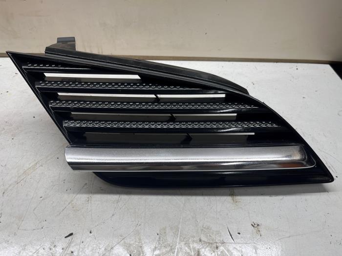 Begagnade Grill Nissan Primera Traveller (W12) 1.8 16V Pris € 19,95 Marginaltabell erbjuds av JCR Janssen Car Recycling