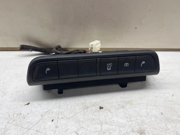Usados Interruptor ESP Audi A1 (8X1/8XK) 1.2 TFSI Precio € 20,00 Norma de margen ofrecido por JCR Janssen Car Recycling
