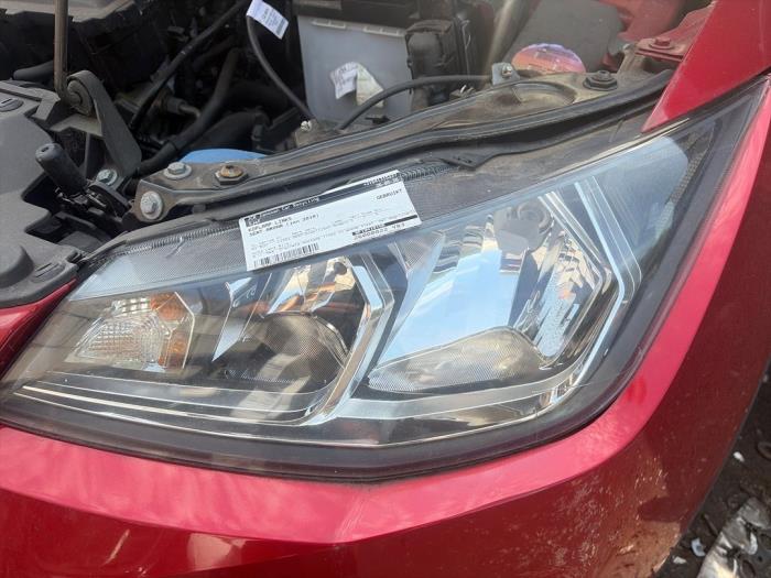 Używane Reflektor lewy Seat Arona (KJX) 1.0 TSI 12V Cena € 175,00 Procedura marży oferowane przez JCR Janssen Car Recycling