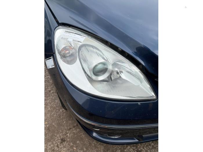 Używane Reflektor prawy Mercedes B (W245) 2.0 B-200 16V Turbo Cena € 49,99 Procedura marży oferowane przez JCR Janssen Car Recycling