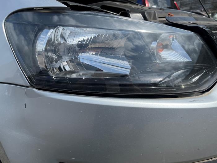 Używane Reflektor prawy Volkswagen Polo V (6R) 1.2 TDI 12V BlueMotion Cena € 75,00 Procedura marży oferowane przez JCR Janssen Car Recycling