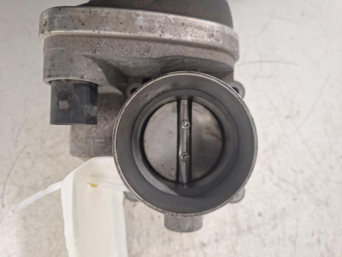 Drosselklappengehäuse van een Volkswagen Golf IV Variant (1J5) 1.6 16V 2002