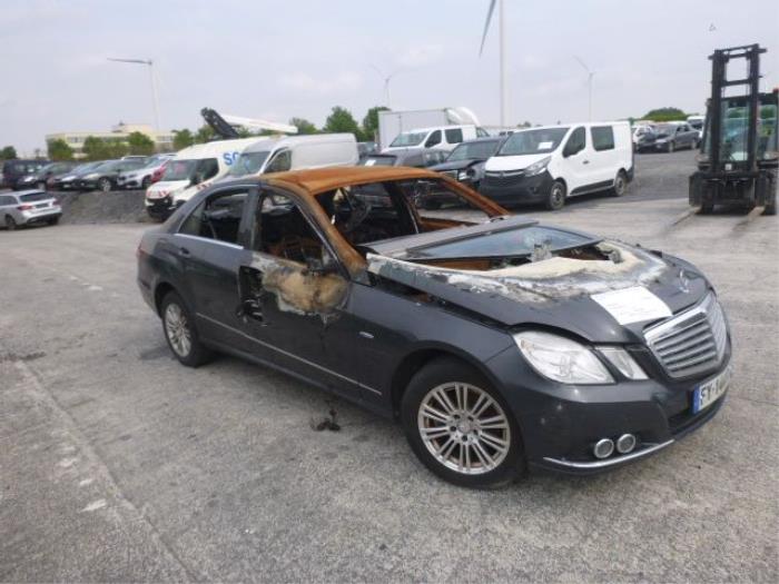 Używane Reflektor prawy Mercedes E-Klasse Cena € 90,75 Z VAT oferowane przez Autos Deknudt SA