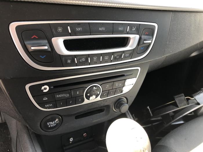 Używane Radio Renault Fluence Cena € 36,30 Z VAT oferowane przez Autos Deknudt SA