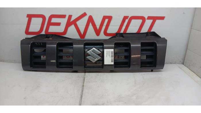 Begagnade Grill Suzuki Jimny Pris € 90,75 Inklusive moms erbjuds av Autos Deknudt SA