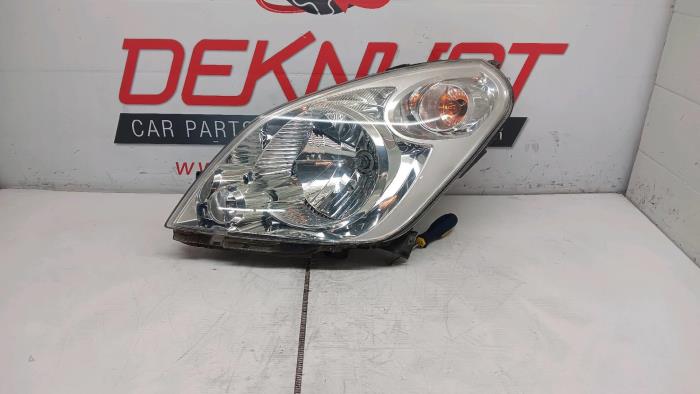Używane Reflektor prawy Suzuki Splash Cena € 90,75 Z VAT oferowane przez Autos Deknudt SA