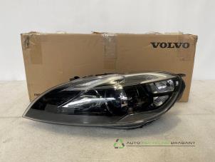 Usagé Phare gauche Volvo V40 (MV) Prix € 400,00 Prix TTC proposé par Auto Recycling Brabant