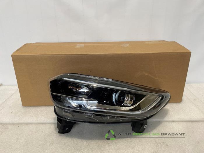 Używane Reflektor lewy Renault Kadjar (RFEH) Cena € 250,00 Z VAT oferowane przez Auto Recycling Brabant