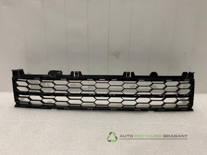 Używane Grill Skoda Superb Combi (3V5) Cena € 45,00 Z VAT oferowane przez Auto Recycling Brabant