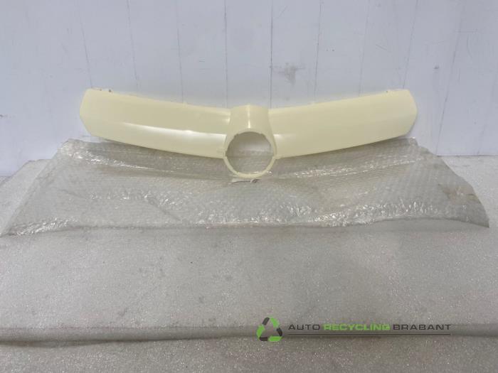 Begagnade Grill Opel Corsa D Pris € 30,00 Inklusive moms erbjuds av Auto Recycling Brabant