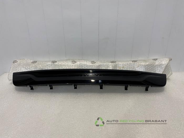 Begagnade Grill Peugeot Expert Pris € 60,00 Inklusive moms erbjuds av Auto Recycling Brabant