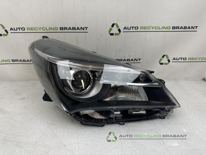 Używane Reflektor prawy Toyota Yaris Cena € 175,00 Procedura marży oferowane przez Auto Recycling Brabant