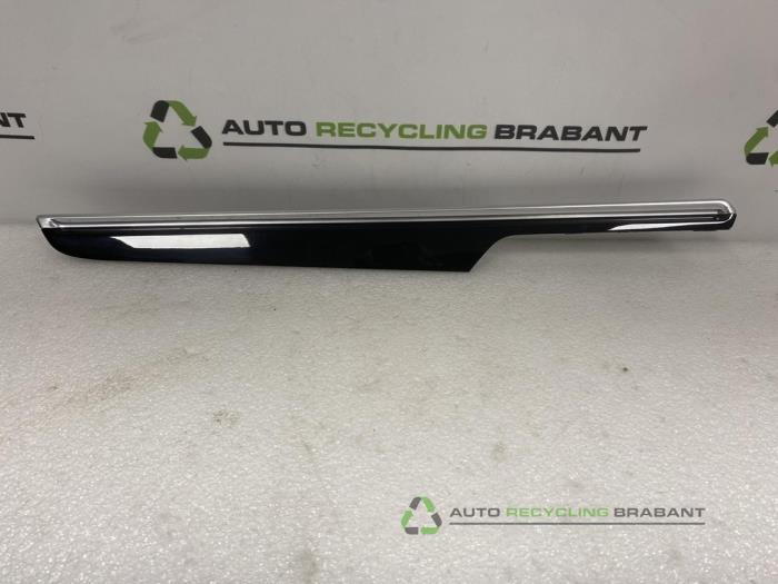 Begagnade Dekorstripe Porsche Macan Pris € 100,00 Marginaltabell erbjuds av Auto Recycling Brabant