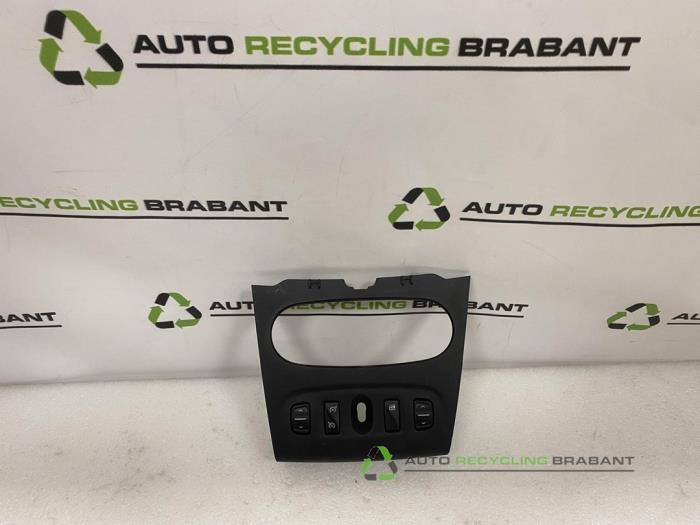 Używane Przelacznik Dacia Sandero Cena € 15,00 Procedura marży oferowane przez Auto Recycling Brabant
