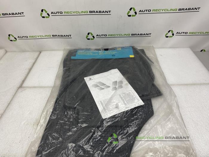 Gebrauchte Matten Set Renault Fluence Preis € 19,99 Mit Mehrwertsteuer angeboten von Auto Recycling Brabant