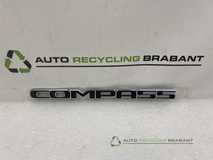 Używane Emblemat Jeep Compass Cena € 25,00 Z VAT oferowane przez Auto Recycling Brabant