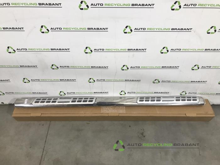 Używane Panel boczny Dacia Duster Cena € 199,99 Z VAT oferowane przez Auto Recycling Brabant