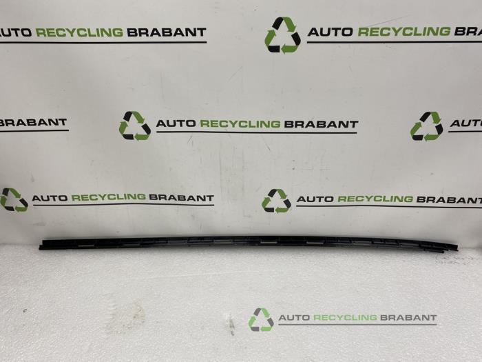 Begagnade Dekorstripe Mini Mini Pris € 75,00 Inklusive moms erbjuds av Auto Recycling Brabant