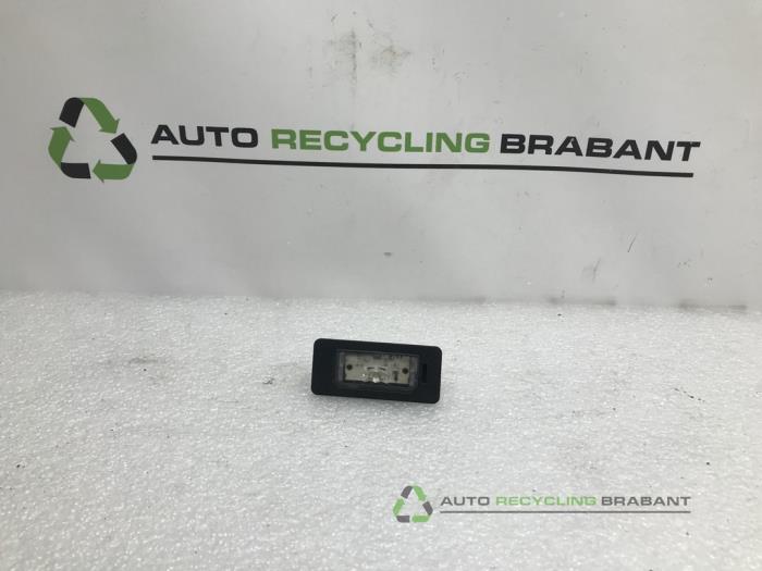 Begagnade Nummerskyltbelysning BMW 1-Serie Pris € 5,00 Inklusive moms erbjuds av Auto Recycling Brabant