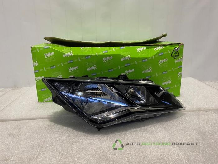 Używane Reflektor prawy Seat Leon (5FB) Cena € 150,00 Z VAT oferowane przez Auto Recycling Brabant