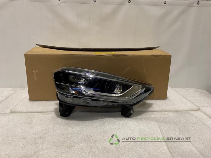 Używane Reflektor lewy Renault Kadjar (RFEH) Cena € 250,00 Z VAT oferowane przez Auto Recycling Brabant