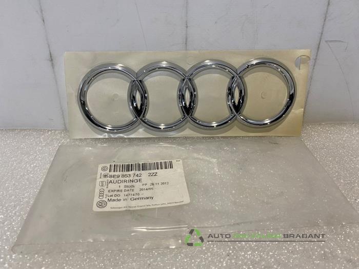 Nowe Emblemat Audi A4 Avant (B7) Cena € 20,00 Z VAT oferowane przez Auto Recycling Brabant