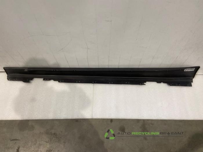Car sill