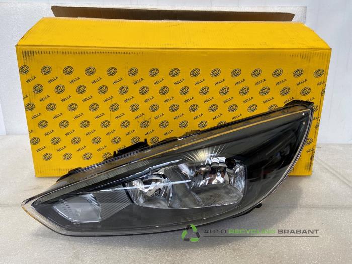 Używane Reflektor lewy Ford Focus 3 Cena € 350,00 Z VAT oferowane przez Auto Recycling Brabant