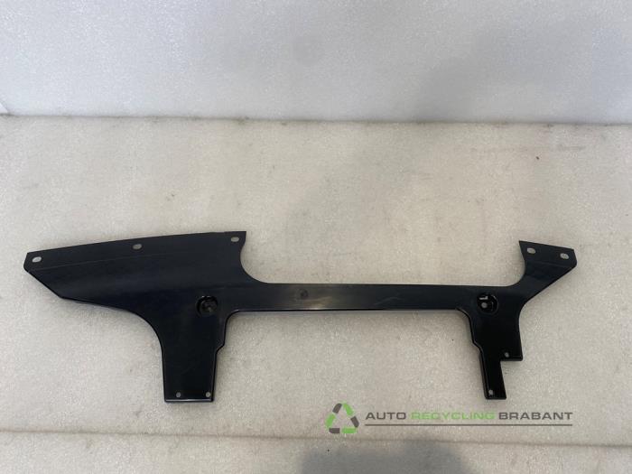 Usados Parachoque placa base BMW D5 Touring (F11) Precio € 30,00 IVA incluido ofrecido por Auto Recycling Brabant