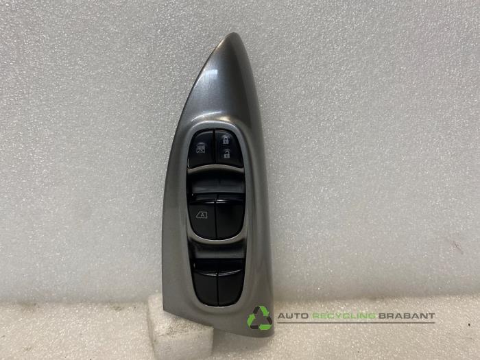 Usados Interruptor de ventanilla eléctrica Nissan Juke (F15) 1.5 dCi Precio € 20,00 Norma de margen ofrecido por Auto Recycling Brabant