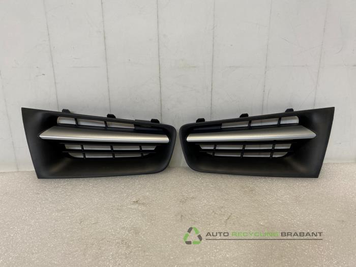Begagnade Grill Renault Megane II (BM/CM) Pris € 72,60 Inklusive moms erbjuds av Auto Recycling Brabant
