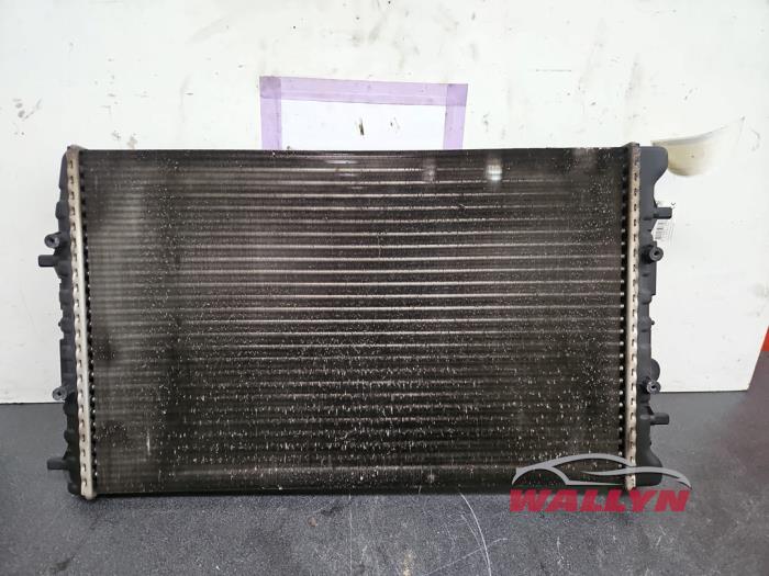 Usagé Radiateur Volkswagen Polo IV (9N1/2/3) 1.2 Prix € 24,20 Prix TTC proposé par Wallyn COMMV